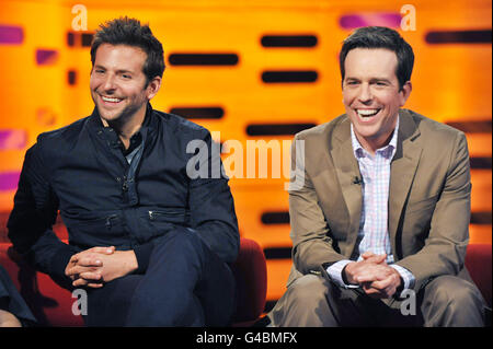 (Von links nach rechts) Bradley Cooper und Ed Helms, während der Dreharbeiten für die Graham Norton Show in den London Studios, Süd-London, werden an einem Freitagabend auf BBC ausgestrahlt. Stockfoto