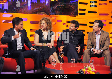 (Von links nach rechts) Rob Lowe, Alex Kingston, Bradley Cooper und Ed Helms, während der Dreharbeiten für die Graham Norton Show in den London Studios im Süden Londons, die an einem Freitagabend auf der BBC ausgestrahlt werden. Stockfoto