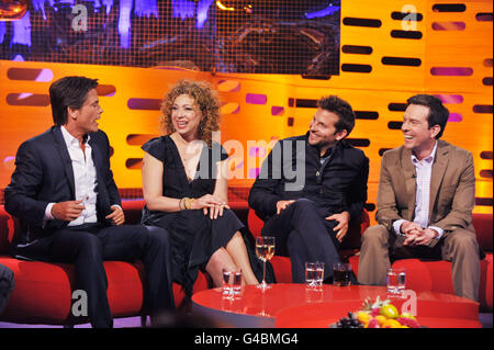 (Von links nach rechts) Rob Lowe, Alex Kingston, Bradley Cooper und Ed Helms, während der Dreharbeiten für die Graham Norton Show in den London Studios im Süden Londons, die an einem Freitagabend auf der BBC ausgestrahlt werden. Stockfoto