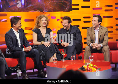 (Von links nach rechts) Rob Lowe, Alex Kingston, Bradley Cooper und Ed Helms, während der Dreharbeiten für die Graham Norton Show in den London Studios im Süden Londons, die an einem Freitagabend auf der BBC ausgestrahlt werden. Stockfoto