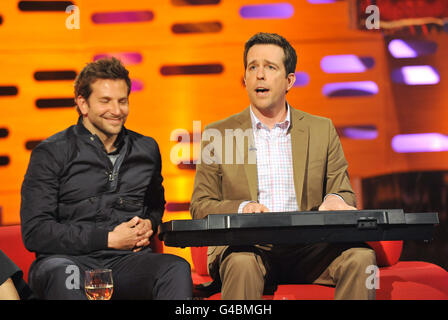 (Von links nach rechts) Bradley Cooper und Ed Helms, während der Dreharbeiten für die Graham Norton Show in den London Studios, Süd-London, werden an einem Freitagabend auf BBC ausgestrahlt. Stockfoto