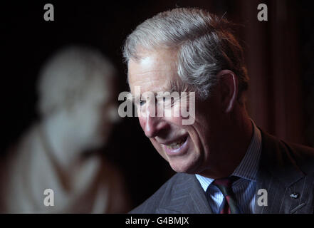 Der Prinz von Wales, offiziell als Herzog von Rothesay bekannt, als er in Schottland war, während eines Besuchs im Abbotsford House, Melrose, Schottland. Stockfoto