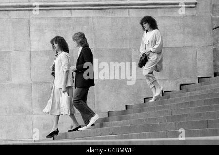 David und Elizabeth Emanuel [ganz rechts] die Designer von Lady Dianas Hochzeitskleid verlassen die St. Paul's Cathedral, nachdem sie an einer Probe für die Hochzeit von Prinz Charles und Lady Diana teilgenommen haben. Stockfoto