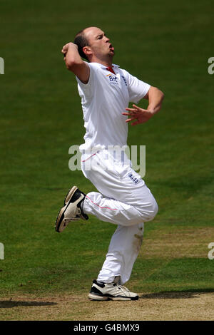 Cricket - npower First Test - Tag zwei - England / Sri Lanka - SWALEC Stadium. Jonathan Trott aus England in Aktion Stockfoto