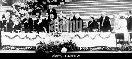 Commonwealth-Premierminister mit Königin Elizabeth II. Bei einem besonderen Krönungsessen in der Westminster Hall. Von links nach rechts; Louis St. Laurent, der kanadische Premierminister; Pattie Menzies, Ehefrau des australischen Premierministers; der Herzog von Edinburgh; Lady Churchill; Harold holt, Vorsitzender des Generalrats; Queen Elizabeth II; Sir Winston Churchill; Jeanne St. Laurent, Ehefrau des kanadischen Premierministers; Robert Menzies, australischer Premierminister; Violet Attlee, Ehefrau des britischen Oppositionsführers, und Sidney Holland, Premierminister von Neuseeland. Stockfoto