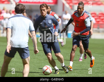 Fußball - UEFA Euro 2012 - Qualifikation - Gruppe G - England gegen die Schweiz - England Trainings- und Pressekonferenz - Wembley Stadium. Scott Parker aus England (Mitte) und Ashley Young (rechts) während einer Trainingseinheit im Wembley Stadium, London. Stockfoto