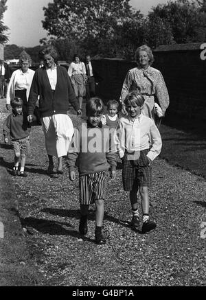 PRINZESSIN DIANA ZU FUß MIT SÖHNEN Stockfoto