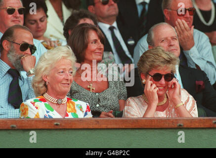 DIE PRINZESSIN VON WALES MIT IHRER MUTTER FRANCES SHAND KYDD BEI DEN HERREN SINGLES FINALE WIMBLEDON 1993 ZWISCHEN PETE SAMPRAS UND JIM COURIER Stockfoto