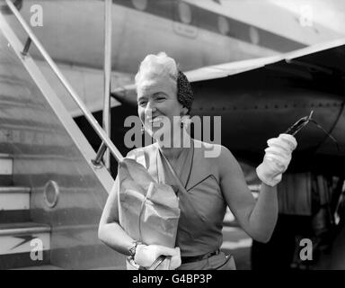 PA NEWS PHOTO 8/7/53 DIE BRITISCHE SÄNGERIN DOROTHY SQUIRES KOMMT MIT EINEM B.O.A.C. AM FLUGHAFEN HEATHROW LONDON AN LINER AUS NEW YORK Stockfoto