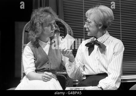 Die Schauspielerin Susan Tully (links), die normalerweise in der BBC-Seifenoper „EastEnders“ zu sehen war, in einer Szene mit Miriam Karlin im Theaterstück „Down Every Street“, das im Londoner East End im Theatre Royal, Stratford East, spielt und inszeniert wurde. Stockfoto