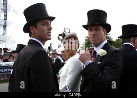 Der Herzog und die Herzogin von Cambridge mit Jake Warren (links), dem Sohn von John Warren, dem Renndirektor der Königin, im Paradering Stockfoto