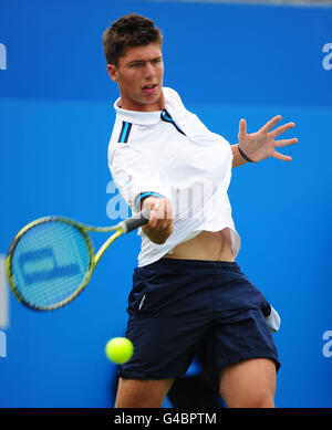 Tennis - AEGON Championships 2011 - Tag 1 - The Queen's Club. Der britische Oliver Golding im Kampf gegen den französischen Nicolas Mahut Stockfoto