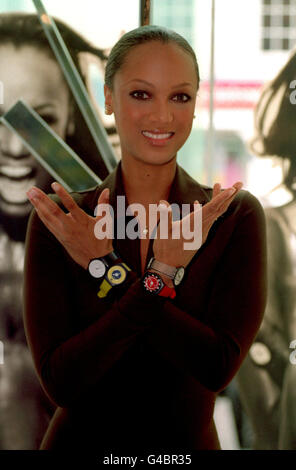 PA NACHRICHT FOTO 30.04.98 SUPERMODEL TYRA BANKS STARTET "HAUT DER WELTWEIT DÜNNSTE, KUNSTSTOFF QUARZ-UHR VON SWATCH IN IHREM LADEN IN COVENT GARDEN IN LONDON GEMACHT" Stockfoto