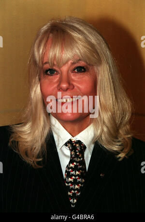 PA NACHRICHT FOTO 28.04.98 SCHAUSPIELERIN WENDY RICHARD AN DER "KRAWATTE TRÄGER OF THE YEAR AWARDS" IM HYATT CARLTON HOTEL IN LONDON Stockfoto