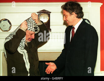 Palästinenserführer Jassir Arafat trifft Tony Blair in Nr. 10 Downing Street, London. Stockfoto