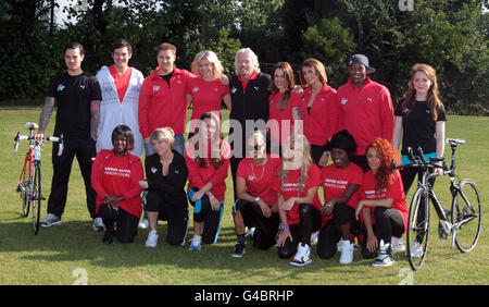 Sir Richard Branson mit Prominenten wie Matt Willis (links), Nell McAndrew (vierte links), Melanie C (vierte rechts), Liz Locke (dritte rechts), Orits&eacute; Williams (zweite rechts), Chloe Madeley (vorne, zweite links) und Michelle Heaton (vorne, dritte links) starten den Virgin Active London Triathlon im Westen Londons. Stockfoto