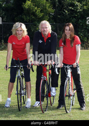 Sir Richard Branson, Nell McAndrew (links) und Melanie C starten den Virgin Active London Triathlon im Westen Londons. Stockfoto