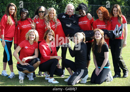 Sir Richard Branson mit seinem prominenten Team, darunter Nell McAndrew (vorne links), Melie C (rechts), Liz Locke (vorne, zweite links), Chloe Madeley (vorne, Zweite rechts) und Michelle Heaton (links) starten den Virgin Active London Triathlon im Westen Londons. Stockfoto