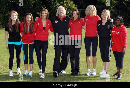 Sir Richard Branson mit seinem Prominententeam, darunter Nell McAndrew (3. Rechts), Melanie C (4. Rechts), Liz Locke (3. Links), Chloe Madeley (2. Rechts) und Michelle Heaton (2. Links) starten den Virgin Active London Triathlon im Westen Londons. Stockfoto