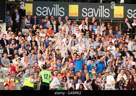 Cricket - Friends Life Twenty20 - South Group - Surrey Lions / Gloucestershire Gladiators - The Kia Oval. Lüfter in der Tribüne Stockfoto