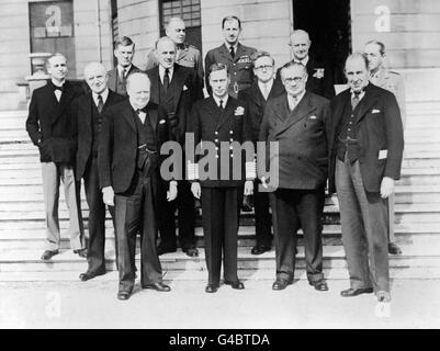 König Georg VI. Mit Mitgliedern seines Kabinetts. Zu beiden Seiten von ihm ist links, Winston Churchill und rechts, Ernest Bevan. Stockfoto