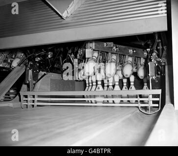 Die Pins werden automatisch auf die Plätze im ersten Ten Pin Bowlingcenter in Großbritannien, das als "Ten Pin Lanes" in Stamford Hill, London, bekannt sein wird, getauscht. Stockfoto