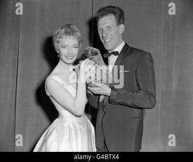 Film- und TV-Star Jeannie Carson bekommt ein Überraschungsgeschenk - ein Cairn Terrier Welpe von Gastgeber Bruce Forsyth nach der 'Sunday Night at the London Palladium' Show. Stockfoto