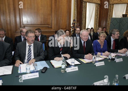 Nordirland Vize-Premierminister Martin McGuiness (Mitte rechts) und Nordirland-erster Minister Peter Robinson (Mitte links) treffen sich mit anderen Ministern aus dem Nord- und dem Südirischen Kabinett während der Nord-Süd-Ministerratssitzung im Farmleigh House in Dublin. Stockfoto