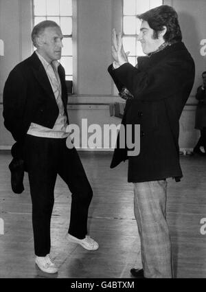 Die Entertainer Bruce Forsyth, Left, und Anthony Newley, im Dance Center, Floral Street, London, um eine Song-and-Dance-Sequenz für ihren neuen Film "Can Hieronymus Merkin Ever Forget Mercy Humppe and Find True Happiness?" zu Proben. Stockfoto