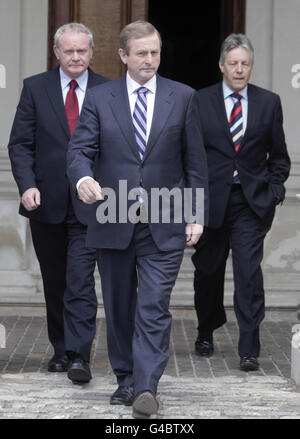 Nach Taoiseach Enda Kenny folgt der stellvertretende Premierminister von Nordirland, Martin McGuiness (links), der erste Minister von Nordirland, Peter Robinson (rechts), als er heute Morgen im Farmleigh House in Dublin den Tod des ehemaligen Finanzministers Brian Lenihan während einer Pause beim Treffen des Nord-Süd-Ministerrats ankündigt. Stockfoto