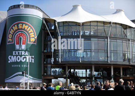 Eine allgemeine Ansicht der Werbung von John Smith während des Liverpool Day In der 2011 John Smith's Grand National Meeting Stockfoto