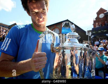 Der britische Andy Murray hält den Queen's Cup, als er den Sieg im Finale der AEGON Championships im Queen's Club in London feiert. Stockfoto