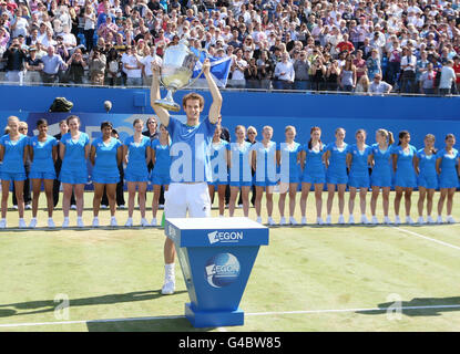 Tennis - AEGON Championships 2011 - Tag 8 - The Queen's Club. Der britische Andy Murray feiert den Sieg im Finale der AEGON Championships im Queen's Club, London. Stockfoto