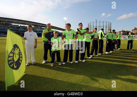 Cricket - Friends Life Twenty20 - South Group - Surrey Lions / Glamorgan Dragons - The Kia Oval. Die Spieler von Surrey stehen vor dem Spiel an Stockfoto