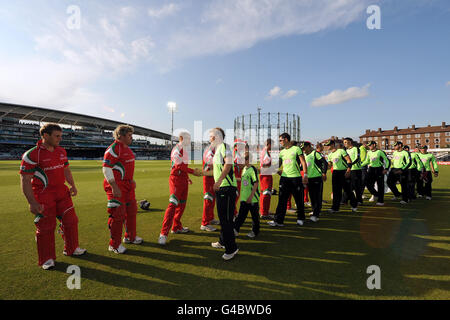 Cricket - Friends Life Twenty20 - South Group - Surrey Lions / Glamorgan Dragons - The Kia Oval. Die Spieler von Surrey und Glamorgan geben sich vor dem Spiel die Hände in der Reihe Stockfoto