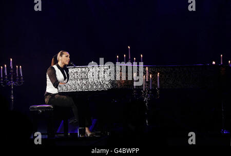 Alicia Keys konzertiert in der Royal Albert Hall in London. Stockfoto