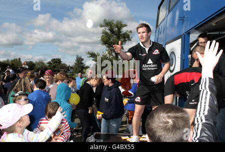 Phil Godman aus Edinburgh gibt Rugby-Bällen an einige der Kinder, die im Murrayfield-Stadion versammelt sind, um am 65. Ausflug der Kinder im Taxihandel in Edinburgh teilzunehmen. Stockfoto