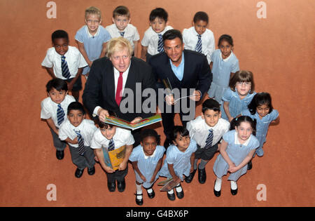 Boris Johnson (links) und Peter Andre lesen vor Kindern in der Botwell Green Library, London, als der Bürgermeister ein neues Lese- und Alphabetisierungsprojekt startet. Stockfoto