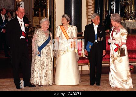 Die britische Königin Elizabeth II. (Rechts) und der japanische Kaiser Akihito (2. Rechts), seine Frau Kaiserin Michiko (Mitte), der Herzog von Edinburgh (links) und Königin Elizabeth, die Königin Mutter, halten an diesem Abend (Dienstag) für Fotografen inne, als sie in der State Banquet Hall im Buckingham Palace ankommen. Siehe PA Story ROYAL Emperor. Foto von John Stillwell/PA. (WPA Rota Pic) Stockfoto