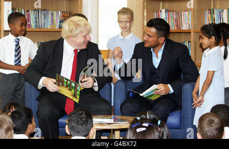 Boris Johnson und Peter Andre lesen für Kinder Stockfoto