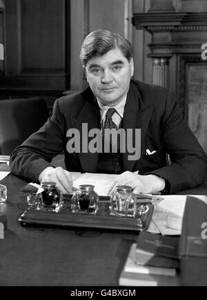 Aneurin Bevan in seinem Büro im Gesundheitsministerium, Whitehall, London. Er leitete die Gründung des Nationalen Gesundheitsdienstes, der allen Briten kostenlose medizinische Versorgung bietet. Stockfoto