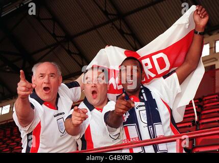 EastEnders-Darsteller waren heute (Montag) bei einem Aufwärmen der Walford World Cup Supporters im Highbury Stadium von Arsenal im Norden Londons mit guter Stimme. Ein „Ostenders Special“ wird die Stammgäste des Albert Square zur Weltmeisterschaft aufführen, während des Turniers 1998 wird die führende Seife der BBC-1 die Aktion von den Straßen von Paris verfolgen und den Zuschauern die Möglichkeit geben, an den WM-Feiern teilzunehmen. (l/r) Roy (Tony Caunter), Barry (Shaun Williamson) und Lenny (des Coleman). Foto von Tony Harris/PA> Stockfoto