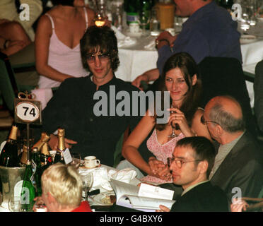 PA-NEWS FOTO 28.05.98 RICHARD ASHCROFT, LEAD-SÄNGER VON THE VERVE UND SEINE FRAU KATE RADLEY HOLDING HÄNDE BEI DEN IVOR NOVELLO MUSIC AWARDS IM GROSVENOR HOUSE HOTEL, LONDON Stockfoto