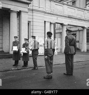 Um den 1. Bataillon Schotten Guards, die derzeit in Nordirland tätig sind, zu helfen, Hogmanay auf traditionelle Weise zu feiern, hat die North-East London Army Cadet Force ihnen zwei Fälle von „harten Rationen“ vorgelegt, die Zivilisten als Scotch Whisky bekannt sind. Stockfoto