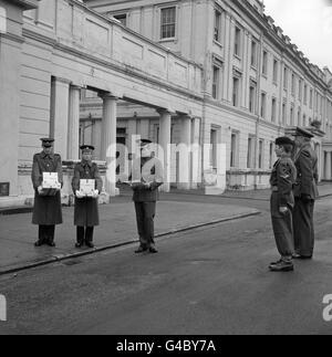 Um den 1. Bataillon Schotten Guards, die derzeit in Nordirland tätig sind, zu helfen, Hogmanay auf traditionelle Weise zu feiern, hat die North-East London Army Cadet Force ihnen zwei Fälle von „harten Rationen“ vorgelegt, die Zivilisten als Scotch Whisky bekannt sind. Stockfoto