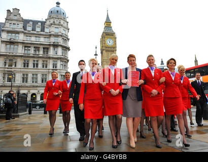 Julie Southern, Chief Commercial Officer von Virgin Atlantic (Mitte), wird von Kabinenbesatzungen begleitet, die Whitehall, London, zum Finanzministerium hinunterlaufen, wo sie sowohl die Vorlage über Air Passenger Duty (APD) als auch Tausende von Postkarten, die in einer Passagierbefragung gesammelt wurden, übergaben. Zum Abschluss des Konsultationszeitraums der Regierung zu APD. Stockfoto