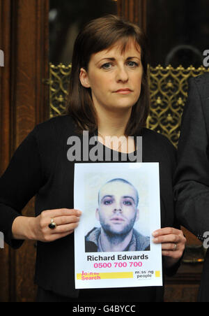 Rachel Elias, die Schwester des vermissten Manic Street Preachers-Gitarristen Richey Edwards, hält vor dem Londoner House of Parliament Plakate ihrer vermissten Geliebten hoch, bevor sie bei der ersten parlamentarischen Untersuchung des Vereinigten Königreichs über die Rechte von Familien vermisster Menschen Beweise vorbrachte. Stockfoto