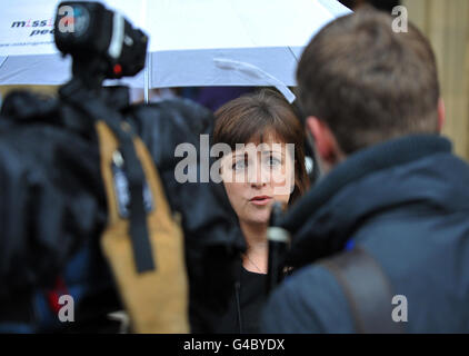 Rachel Elias, Schwester des vermissten Manic Street Preachers Gitarristen Richey Edwards, vor den Houses of Parliament, London, bevor sie bei der ersten parlamentarischen Untersuchung Großbritanniens über die Rechte von Familien vermisster Menschen Beweise gab. Stockfoto