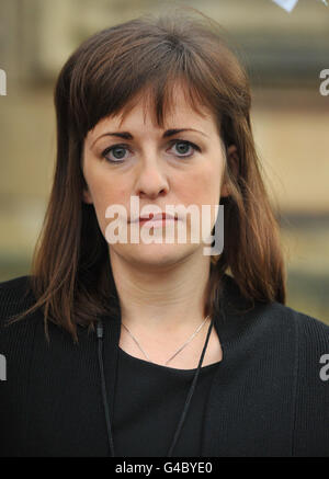 Rachel Elias, Schwester des vermissten Manic Street Preachers Gitarristen Richey Edwards, vor den Houses of Parliament, London, bevor sie bei der ersten parlamentarischen Untersuchung Großbritanniens über die Rechte von Familien vermisster Menschen Beweise gab. Stockfoto