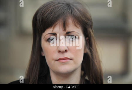 Rachel Elias, Schwester des vermissten Manic Street Preachers Gitarristen Richey Edwards, vor den Houses of Parliament, London, bevor sie bei der ersten parlamentarischen Untersuchung Großbritanniens über die Rechte von Familien vermisster Menschen Beweise gab. Stockfoto